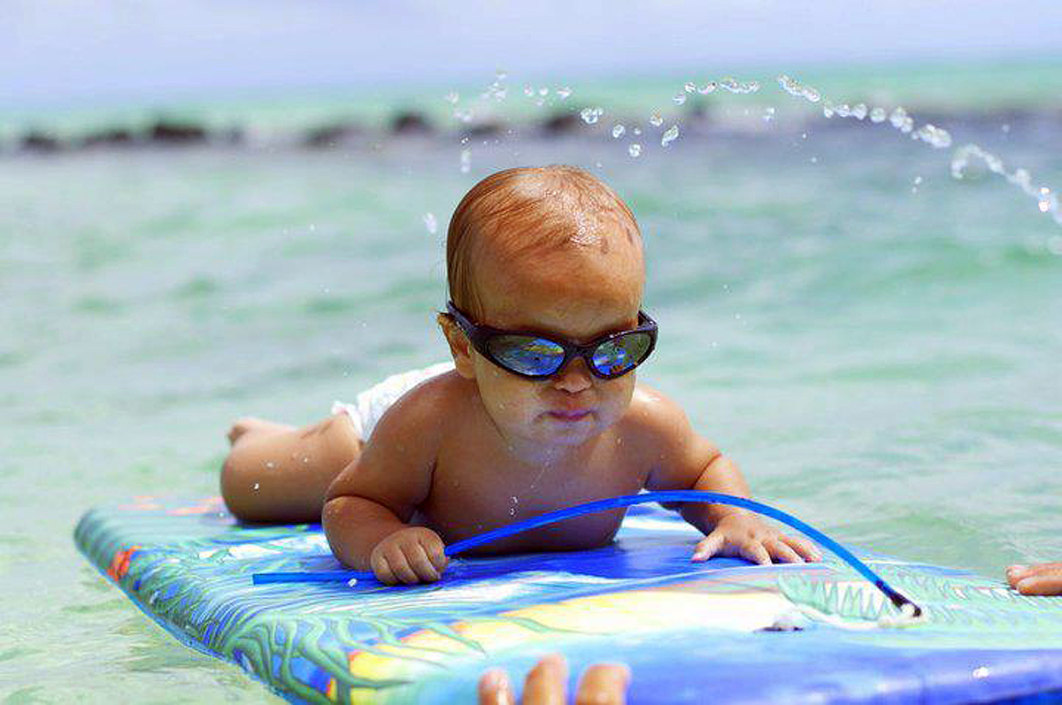 Cute baby on bodyboard wearing kbomb sunglasses Lindo bebé en bodyboard con gafas de sol kbomb