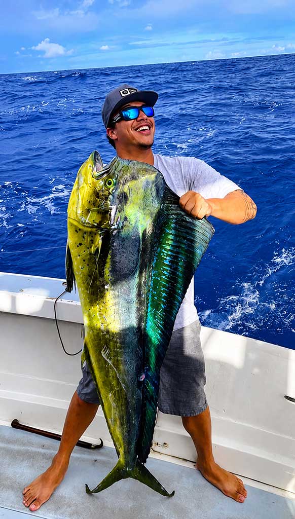 TR111ICE-polarizacion-grandes-dorados Irie Bombs de espejo verde con marcos de cristal sentado sobre un pincel blanco en Panamá