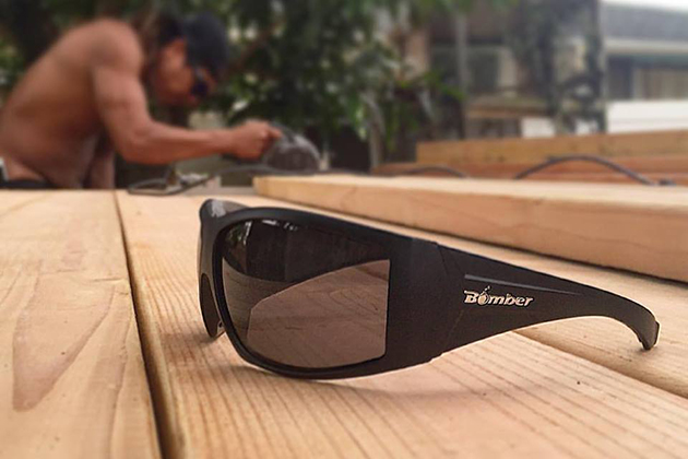 AH111 ahi bomb gafas de seguridad ansi lente ahumado mesa de madera Bomber Floating Eyewear Latin America